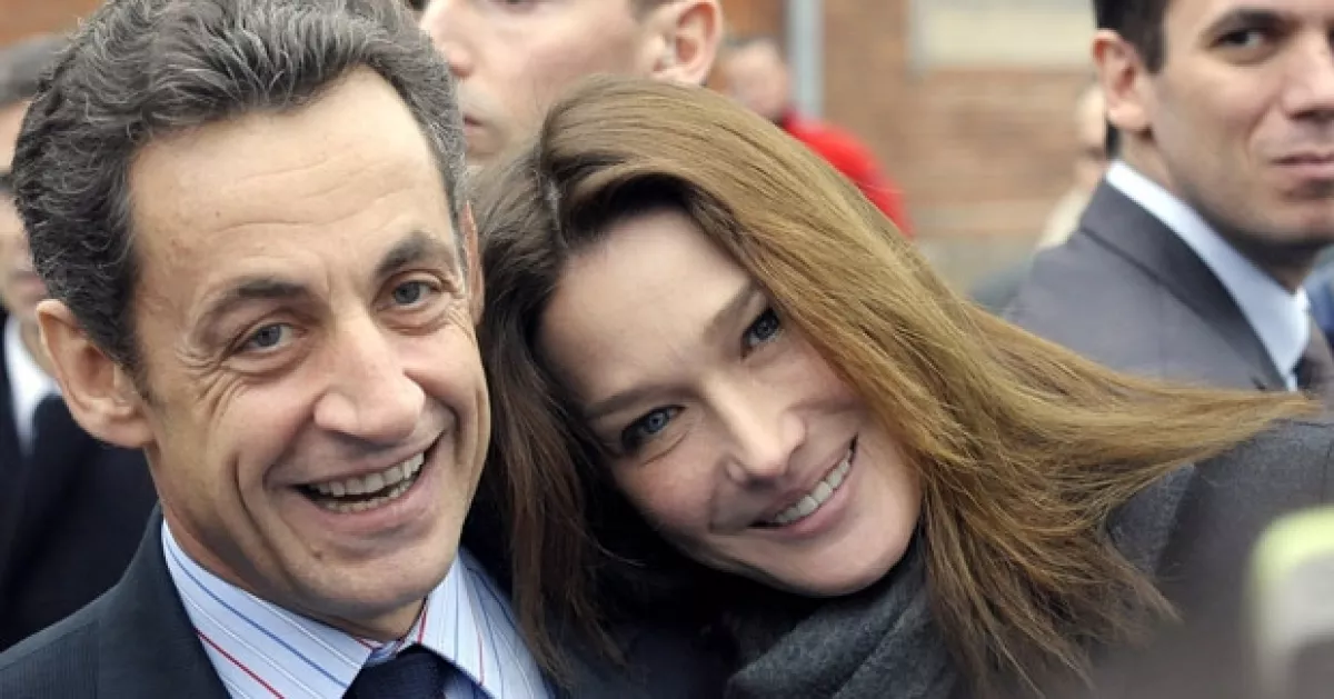 A Sarkozy y a Bruni se les ha visto recientemente en eventos y su actitud no deja de ser cariñosa. Aquí durante una visita a un hospital en Cretei, cerca de París, a finales del año pasado.