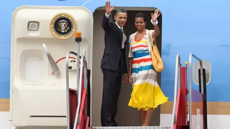 obama aborda avion en brasil con su esposa