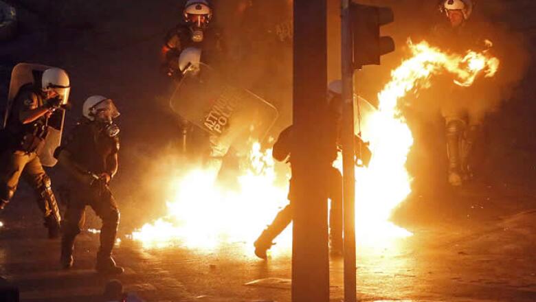Algunos manifestantes arrojaron bombas molotov contra la policía, que respondió con gases lacrimógenos en la plaza Syntagma de Atenas.