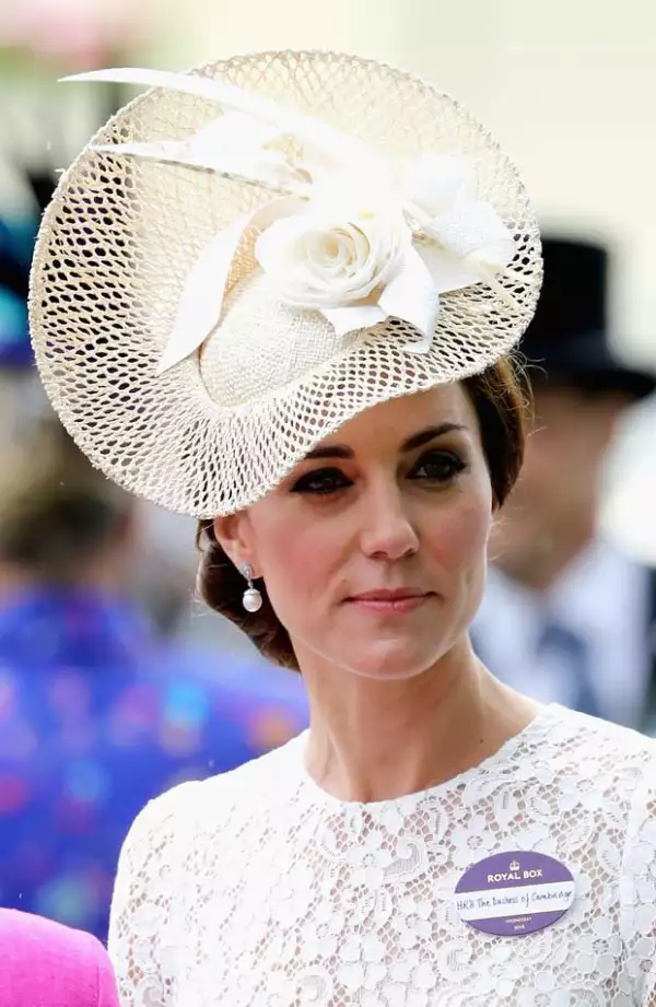 Kate le dio un completo giro a su vestido con un sombrero Jane Taylor en tono crema.