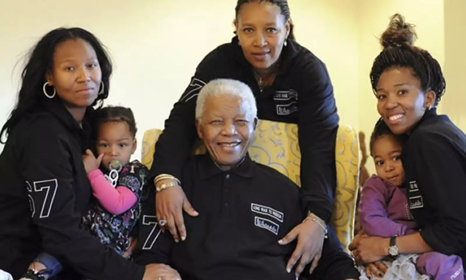 Mandela lamentó a menudo que su compromiso con el pueblo sudafricano le obligase a descuidar a su familia, cuyas polémicas y disputas internas marcaron los últimos meses de vida del expresidente.