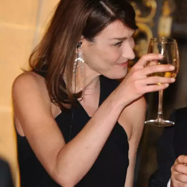 Carla Bruni brindó con los asistentes a la cena y se le vio feliz.