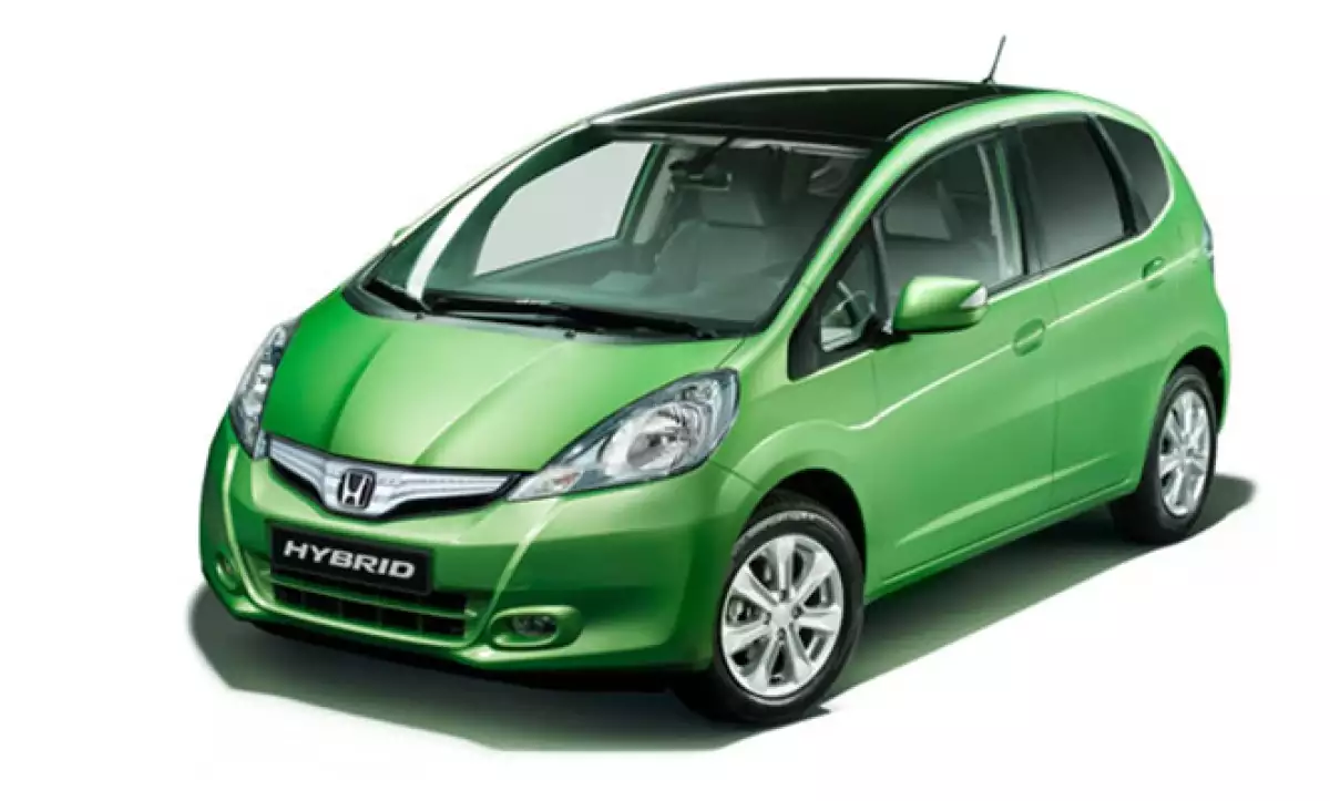 El Honda Fit, o como se le conoce en Europa, el Jazz, estrena motorización híbrida para una producción menor de gases contaminantes y consumo de combustible. Estéticamente, difiere del normal por unos faros nuevos, parrilla, calaveras transparentes, escap