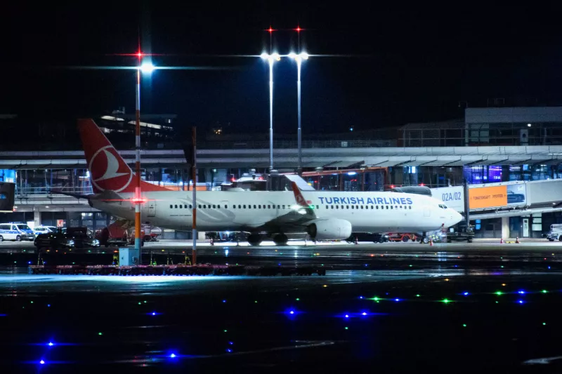 Un avión de Turkish Airlines está en tierra y rodeado de vehículos policiales el 5 de noviembre de 2023 en Hamburgo, Alemania.