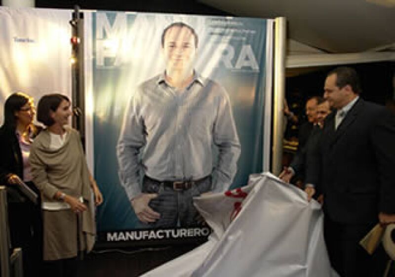 La subsecretaria de Industria y Comercio de la SE, Lorenza Martínez, y Lucio Delgado develaron la portada del Manufacturero del Año 2009, en su octava edición. (Foto: Héctor Barrera)