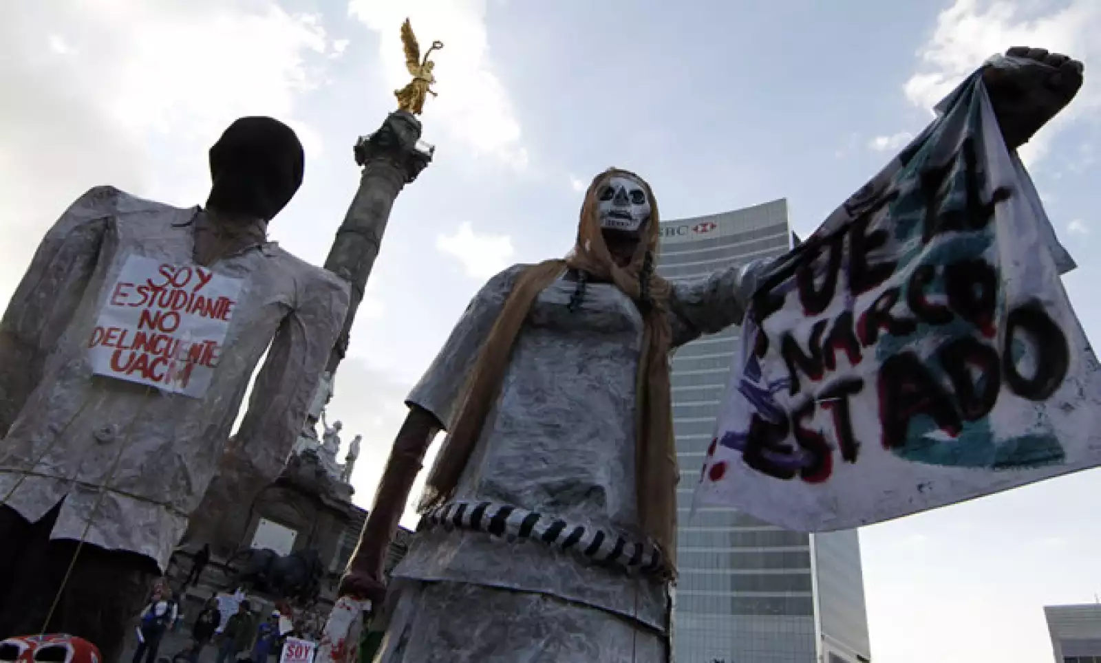 La manifestación coincide con un paro que universidades públicas ubicadas en la capital comenzaron este miércoles, también en demanda de la localización de los 43 normalistas.