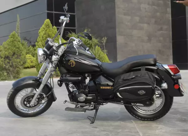 Aquí se muestran los detalles personalizados de la moto, que cuenta con un tanque de 16 litros.