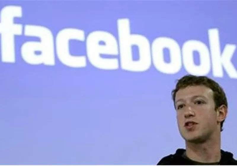 Mark Zuckerberg dijo que seguirán con cambios en el sitio, a pesar de que éstos sean controversiales. (Foto: Reuters)