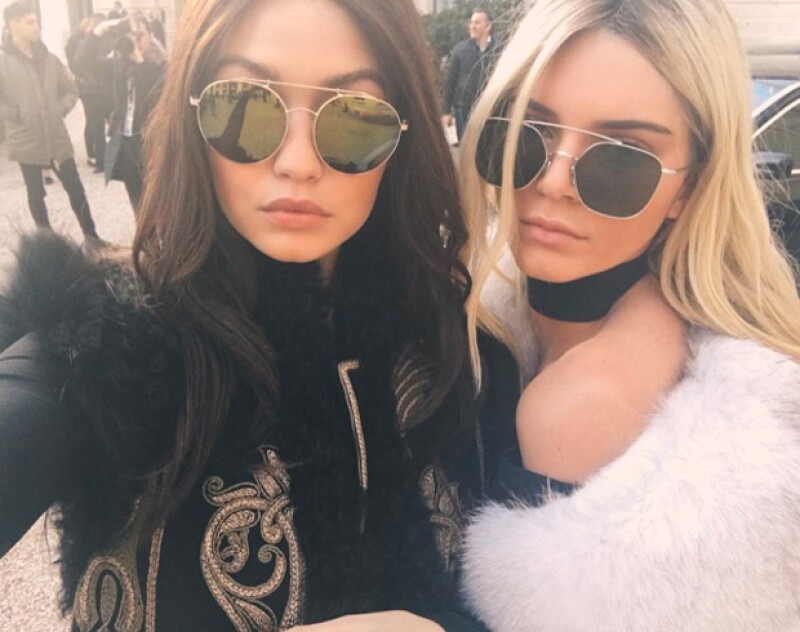 De la forma más sexy, ambas posaron para una selfie, misma que compartieron en sus redes sociales.