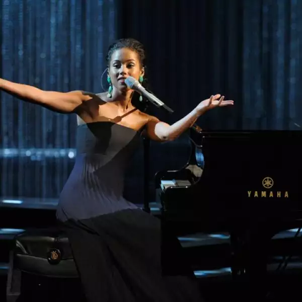 Como siempre espectacular, en voz e imagen, Alicia Keys cantó en el evento que premia a los héroes de CNN.