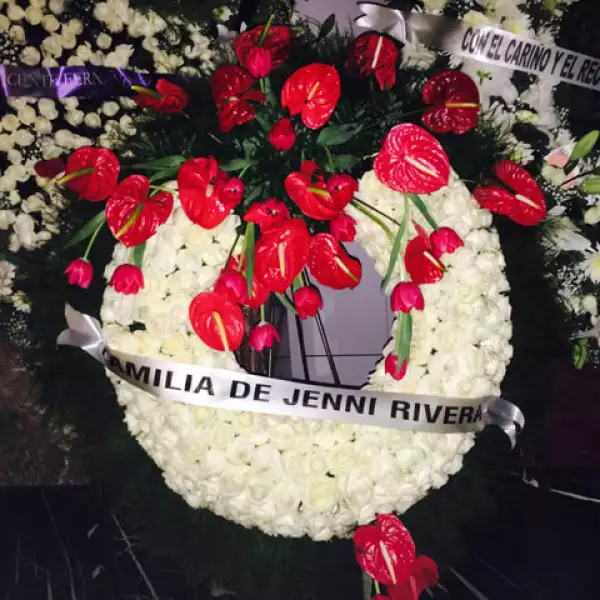 La familia de la fallecida Jenni Rivera también mandó una corona.