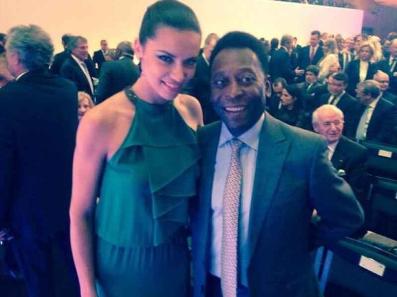 La modelo brasileña con el ícono del futbol, Pelé.