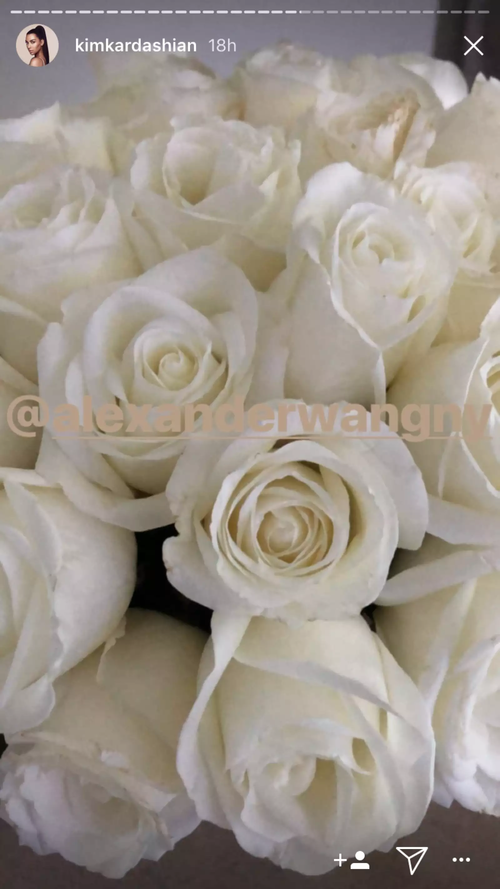 Kim Kardashian recibió decenas de flores por su cumple 37