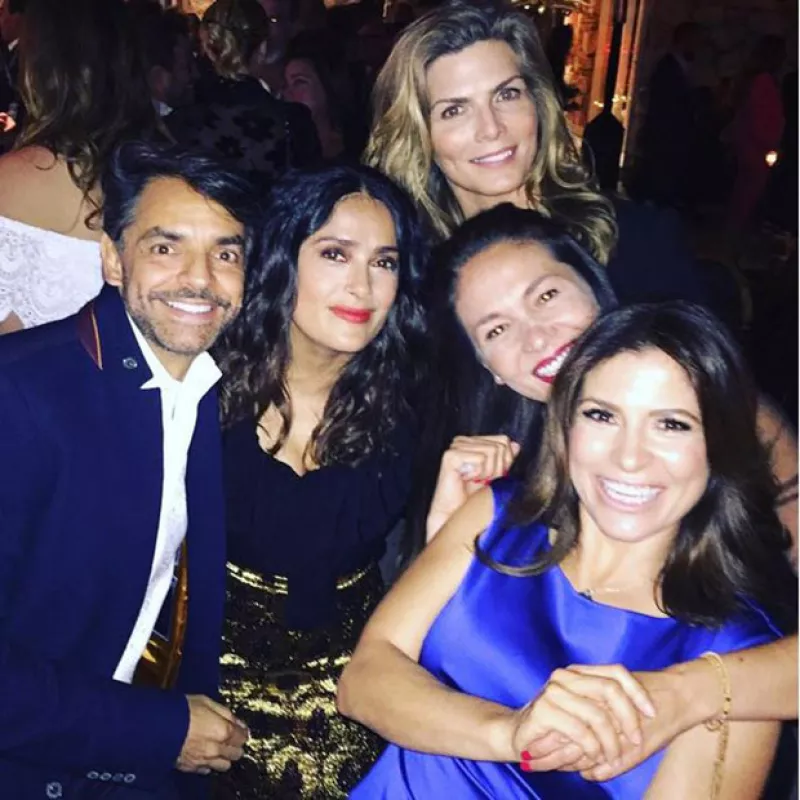 La actriz y productora celebró en una gran fiesta sus 50 años acompañada por grandes amigos mexicanos y celebridades como Charlize Theron, Bradley Cooper y Demi Moore.