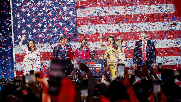 El gobernador republicano de Florida, Ron DeSantis, recibe una lluvia de confeti mientras celebra en el escenario con su esposa Casey y su familia durante su fiesta nocturna de elecciones intermedias de EE. UU. de 2022 en Tampa, Florida, EE. UU., 8 de noviembre de 2022.