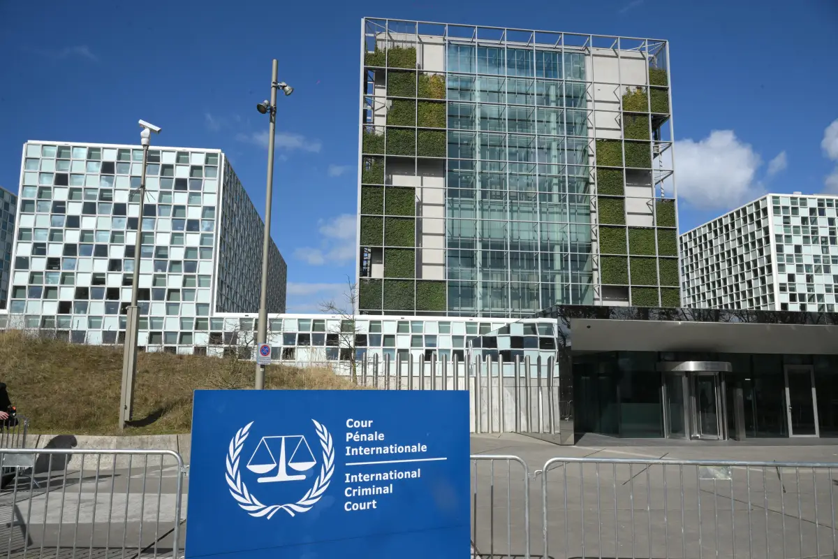  Esta fotografía tomada el 14 de marzo de 2025 muestra la entrada a la Corte Penal Internacional (CPI) en La Haya.  Edificio con un gran ventanal y algunas paredes verdes (con plantas).