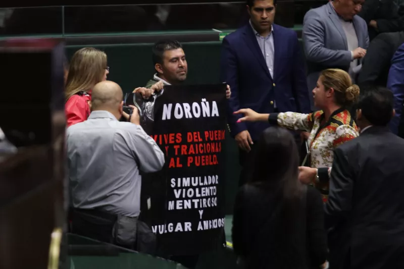 Protesta contra Fernández Noroña