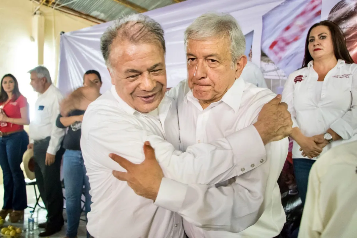 Alberto Anaya, dirigente de PT, abraza al expresidente Andrés Manuel López Obrador.