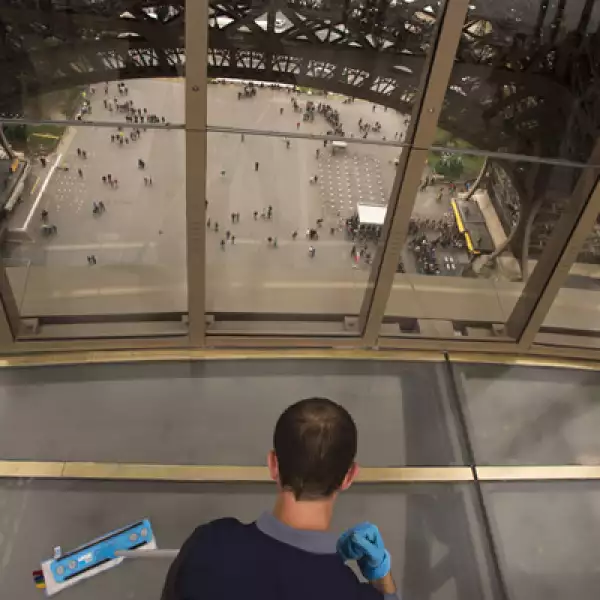 La planta está a 57 metros del suelo, la Torre tiene una altura total de 324 metros.