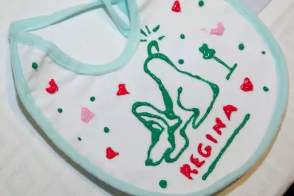Cada invitada tuvo que dibujar algo en los baberos.