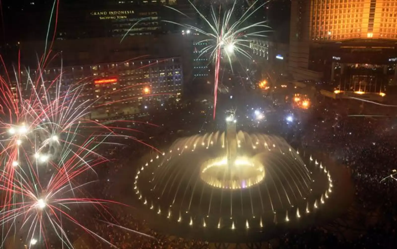 El famoso Welcome Monumet de Indonesía estuvo lleno de luces y fue la sede principal para explotar los juegos porotécnicos y recibi el 2010.