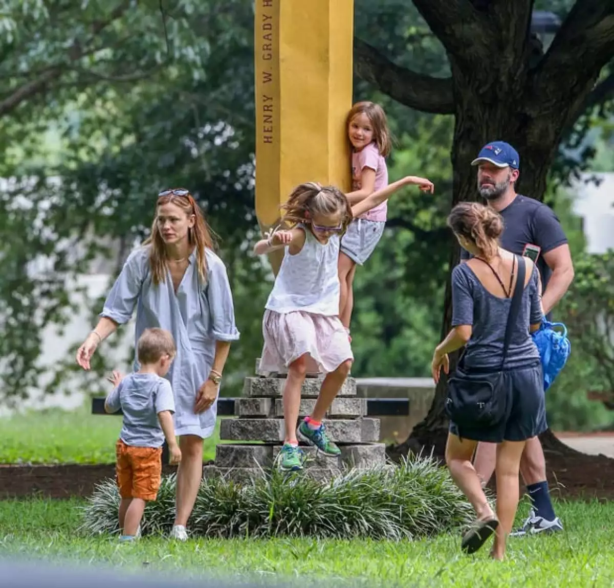 La ex pareja fue captada en Atlanta con sus tres hijos por primera vez, justo como en los viejos tiempos, como toda una familia en el parque.