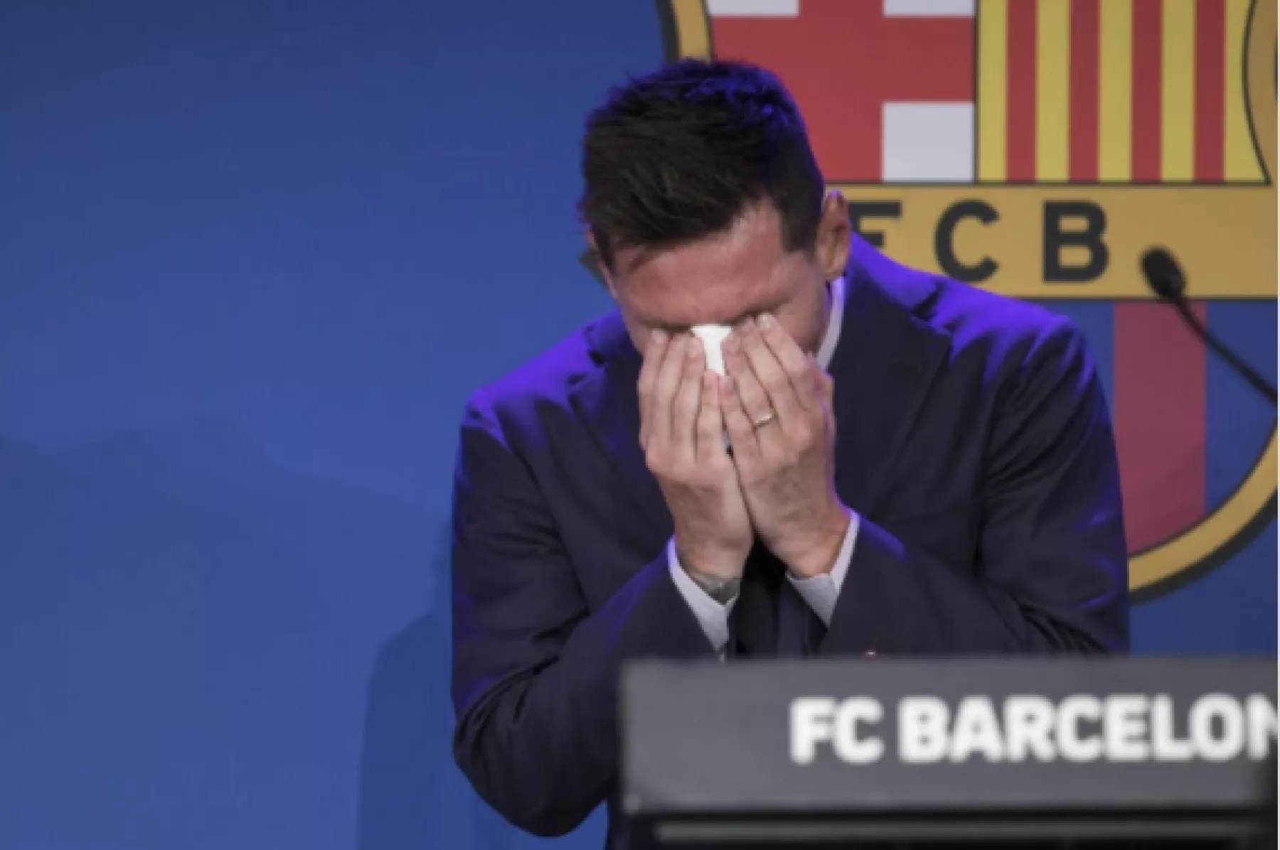Lionel Messi llorando tras su despedida del Barcelona 