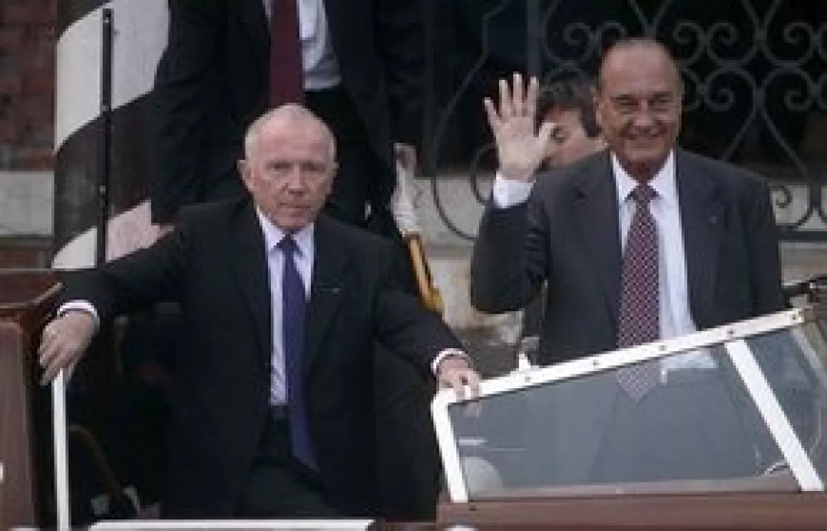 François Pinault, padre de François-Henri Pinault, llegó acompañado del ex presidente francés Jaques Chirac.