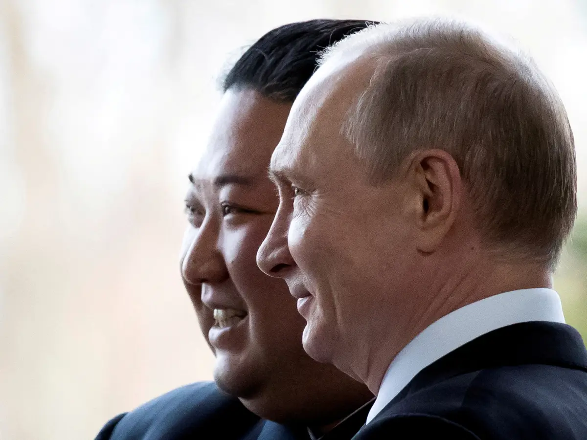 El presidente ruso Vladimir Putin y el líder de Corea del Norte, Kim Jong Un, posan para una foto durante su reunión en Vladivostok, Rusia, el 25 de abril de 2019. Foto tomada el 25 de abril de 2019.