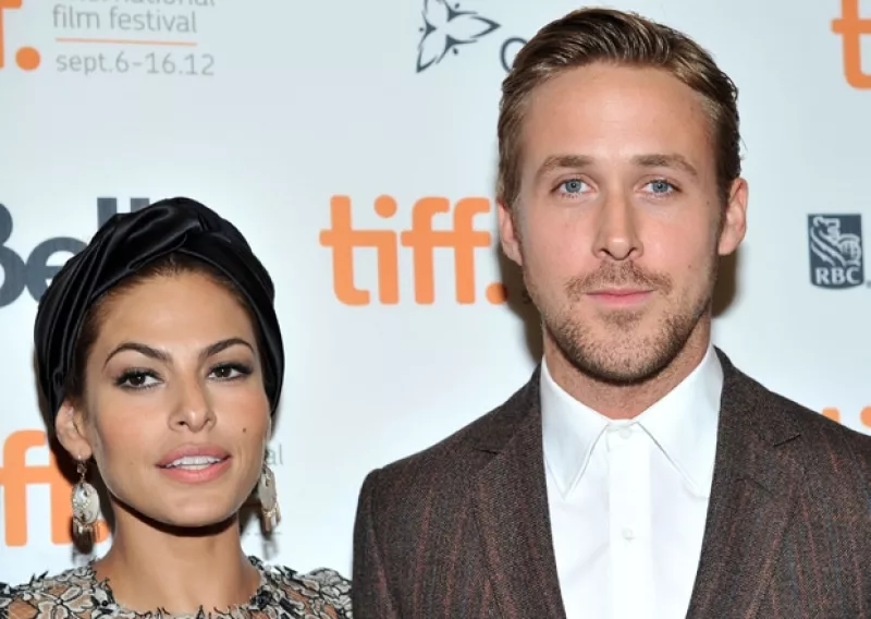 El guapo actor tiene todo preparado para proponerle matrimonio a la actriz con quien lleva una relación desde hace más de un año, antes de que ella cumpla 40 años. Así lo informó la revista `Star´.