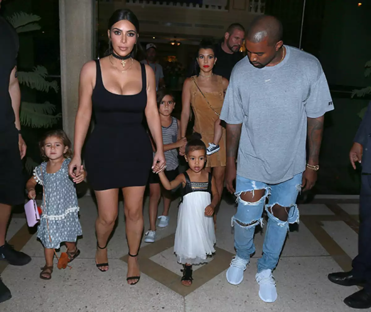 La esposa de Kanye West demuestra que puede ser versátil en sus fashion choices y lucir por igual un outfit low cost.