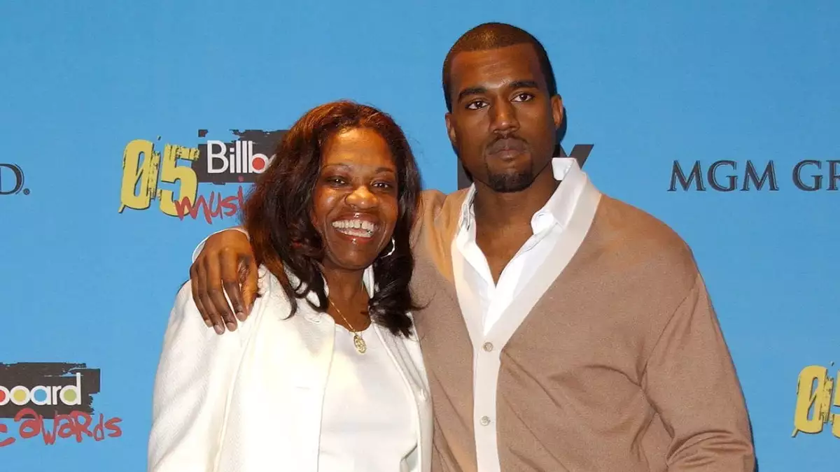 Kanye West Comparte Foto In dita Con Su Mam A 14 A os De Su Muerte kanye-west-comparte-foto-in-dita-con-su-mam-a-14-a-os-de-su-muerte