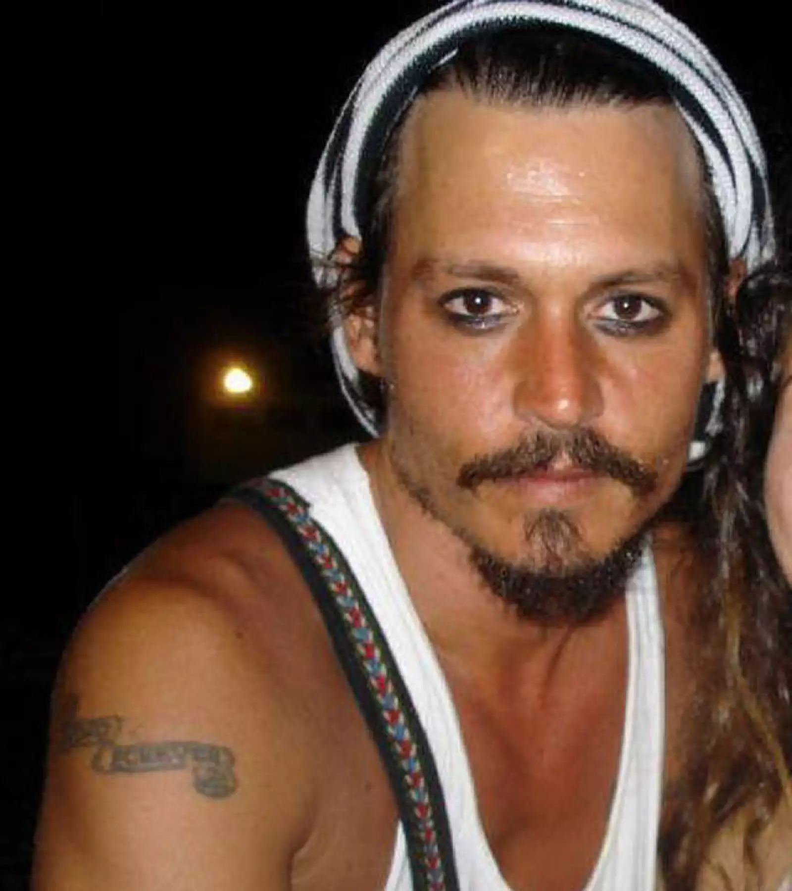 Johnny Depp no sólo usa maquillaje en el set de `Piratas del Caribe´.