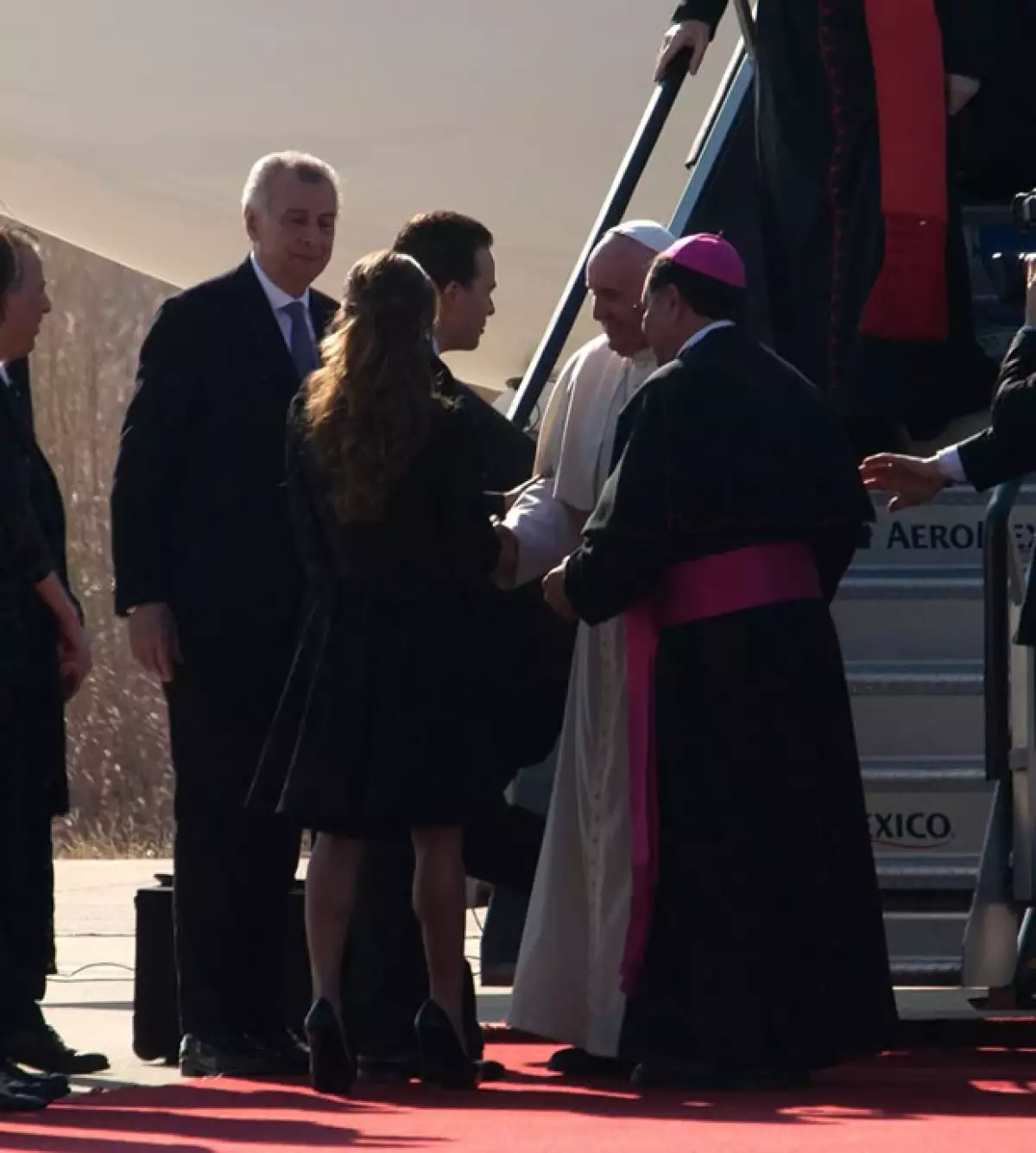 Anahí y Manuel Velasco recibiendo al Papa en Chiapas.