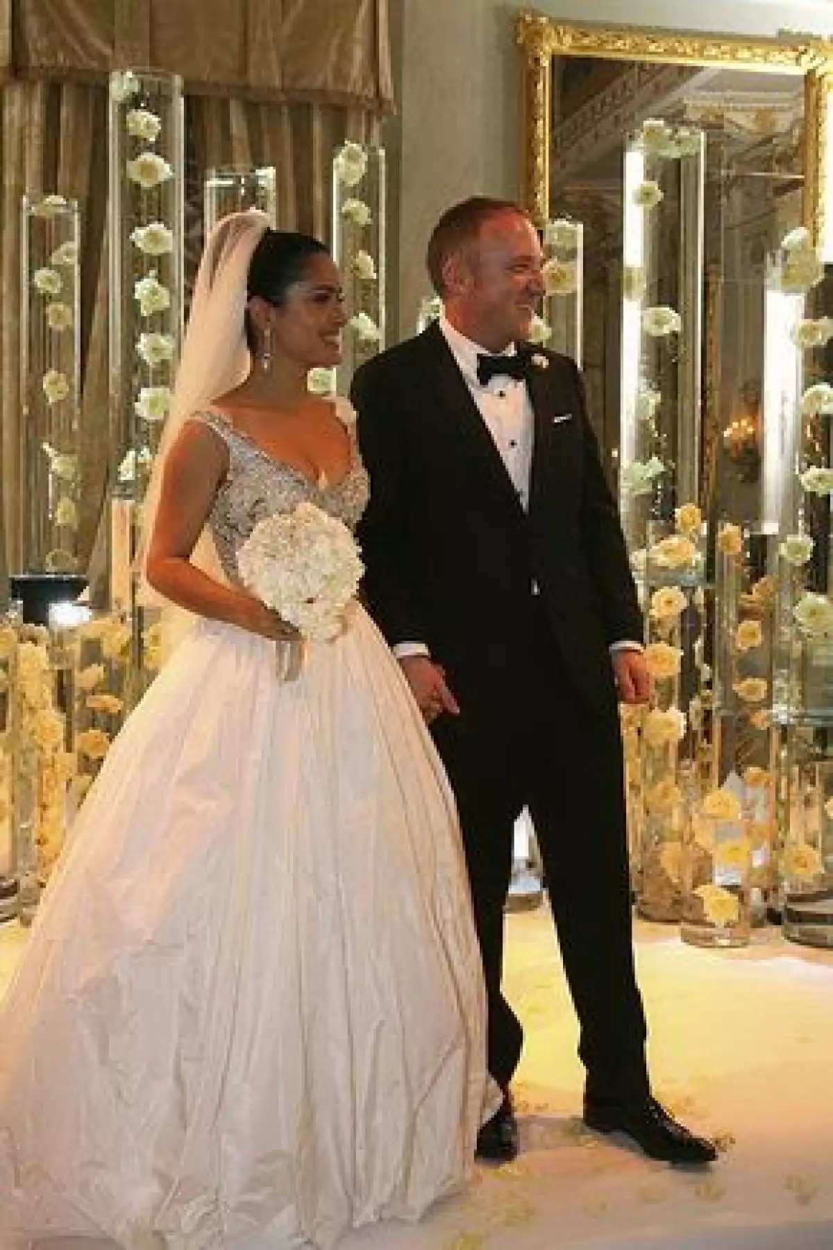 La actriz mexicana lució radiante y como princesa en un vestido de Balenciaga, diseñado por Nicholas Ghesquière; por su lado, Pinault se vistió con un sobrio traje oscuro.