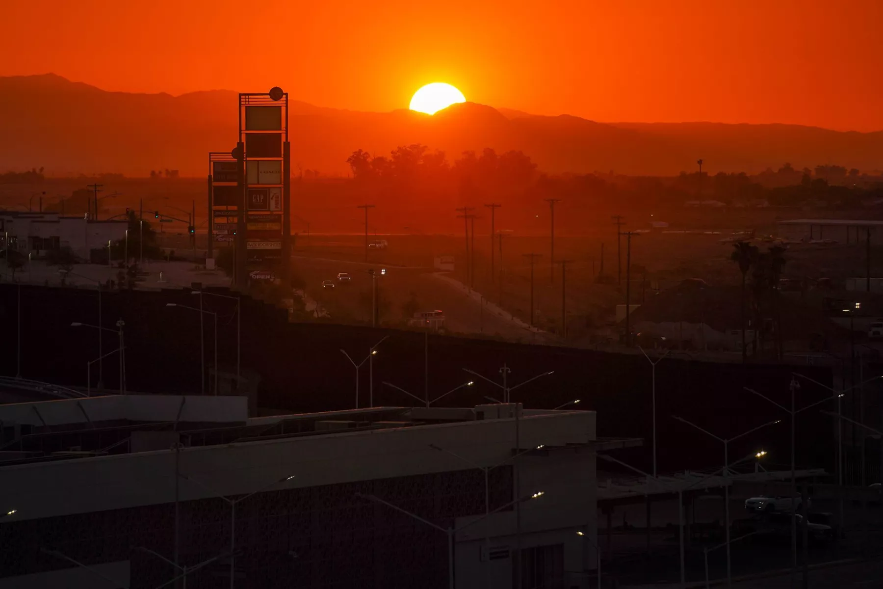 Calor extremo en Mexicali, Baja California. (imagen del clima en Mexicali, puesta de sol)