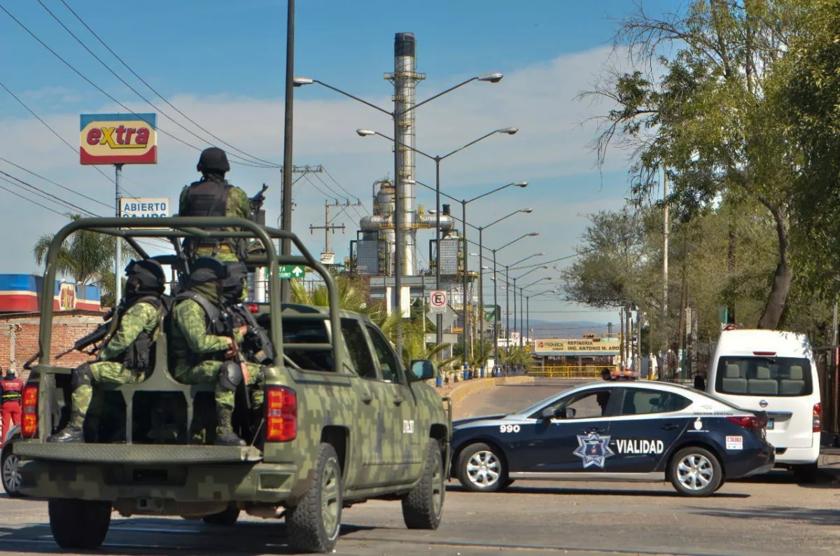 SALAMANCA, GUANAJUATO, 31ENERO2019.- Una camioneta de color naranja con un supuesto artefacto explosivo fue localizada en una de las puertas de la refinería "Antonio M. Amor" de Pemex, en otro punto fueron halladas mantas firmadas por el cártel de Santa Rosa de Lima en donde supuestamente amenazan al Presidente de México, Andrés Manuel López Obrador, esto por los operativos que ha lanzado en el estado para combatir el robo de gasolina. Elementos del Ejercito Mexicano montaron un operativo especial para retirar la unidad, más tarde se confirmó que la supuesta bomba no representaba ningún peligro, sin embargo se monto un operativo especial de vigilancia en torno a la refinería.
FOTO: BETO ARIAS /CUARTOSCURO.COM