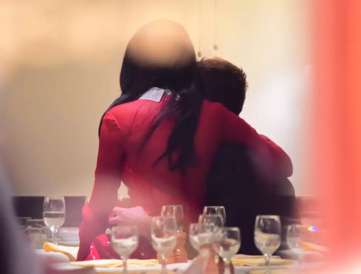 Hubo un momento en el que ella fue captada en el regazo de él mientras cenaban en Nueva York.