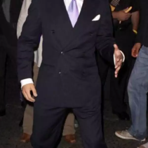 Cristian Castro también llegó para cantar, pero mientras esperaba su turno realizó unos pasitos al ritmo de la música.