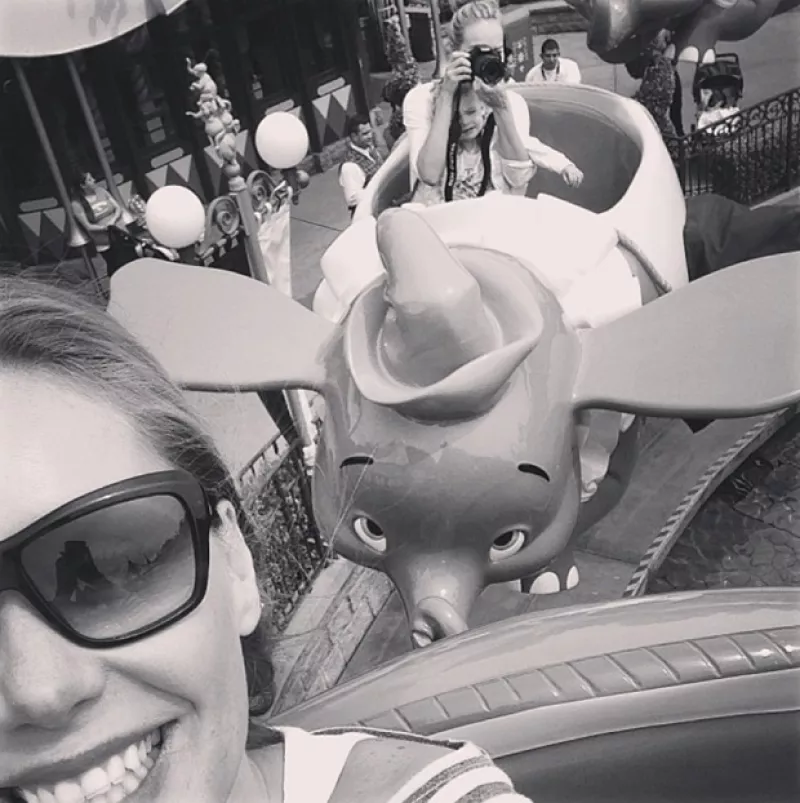 La pareja que está esperando a su segundo bebé y su hija de 2 años fueron captados en el parque de diversiones. Viajaron en compañía de la hermana de la columnista sus hijas.