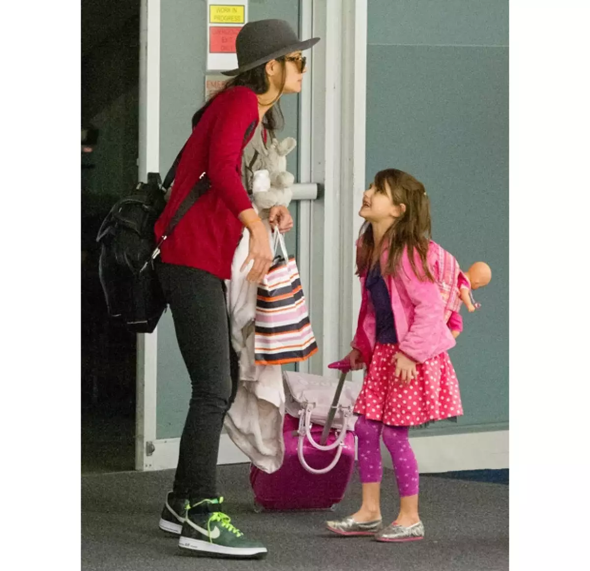 Suri parecía no estar de acuerdo con lo que su madre le pedía.