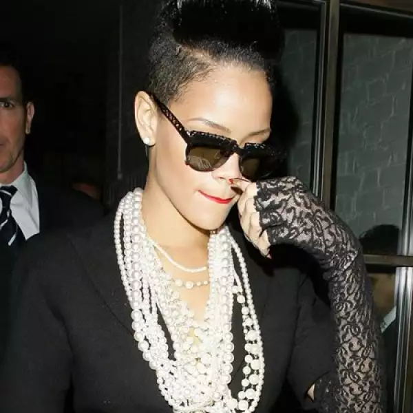Perlas, guantes de encaje, lipstick rojo: para Rihanna nada es exagerado.