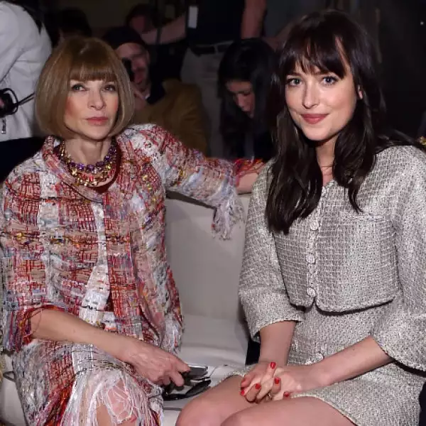 Anna Wintour y Dakota Johnson juntas durante el evento de Chanel.
