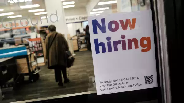 (Se muestra un cartel de "vacantes" en una tienda de Manhattan)