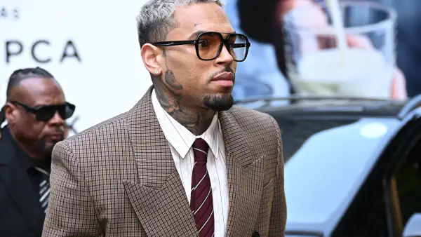 Chris Brown recibe condena en Londres por agredir a un productor musical en 2023