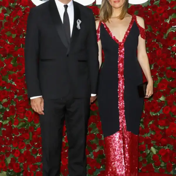 Rose Byrne en un vestido de Thakoon, joyería de Ara Vartanian y clutch de Edie Parker.