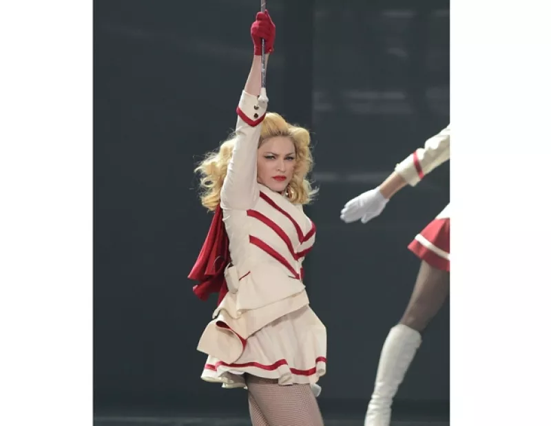 Con un espectacular despliegue de efectos visuales, coreografías, vestuarios e icónicos temas logró la cantante Madonna satisfacer a los más de 55 mil fans que se dieron cita en el lugar.
