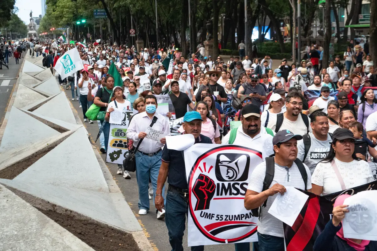  Jubilados y trabajadores activos del Instituto Mexicano del Seguro Social (IMSS) marchan sobre Paseo de la Reforma. 