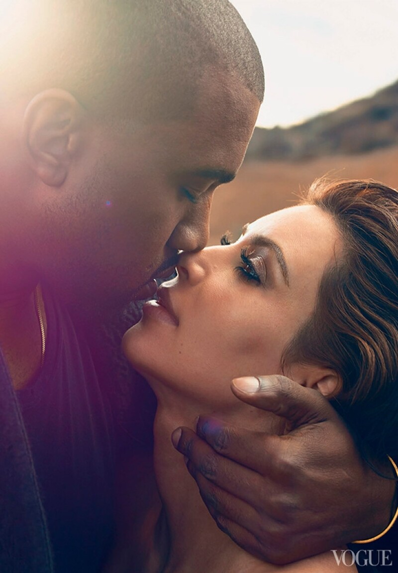 Kanye y Kim posaron de manrea muy romántica para la revista, aquí los vemos a punto de besarse.
