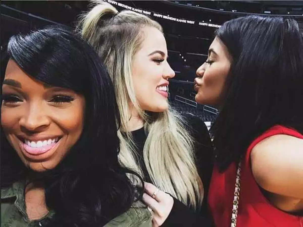 Las cuñadas de Kanye no podían faltar al festejo.